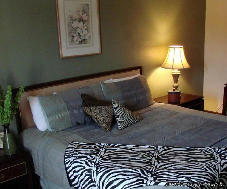 Bicentennial Inn Buckhannon Room photo