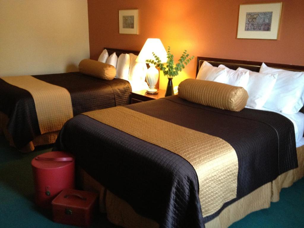 Bicentennial Inn Buckhannon Room photo