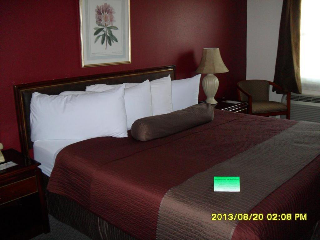 Bicentennial Inn Buckhannon Room photo